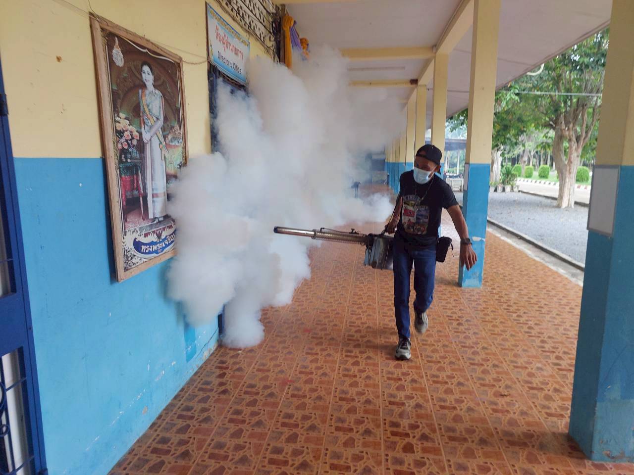 การพ่นหมอกควันกำจัดยุงลาย โรงเรียนบ้านลำช้าง โรงเรียนบ้านทอนเหรียน และศูนย์พัฒนาเด็กเล็กตำบลเขาไพร ครั้งที่2