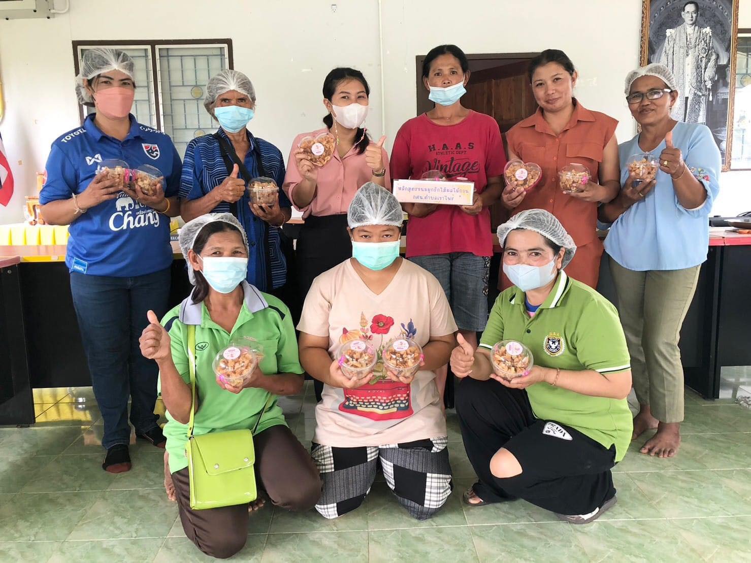 ประชาสัมพันธ์ผลิตภัณฑ์การทำขนมผูกรัก โดยกลุ่มสตรีตำบลเขาไพร